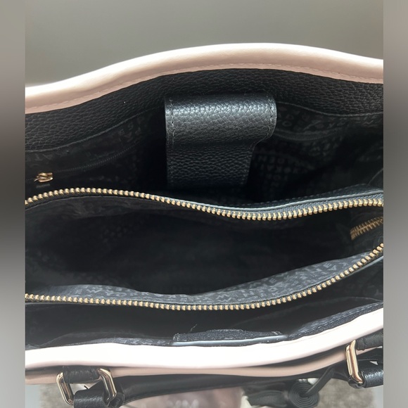 Kate Spade satchel crossbody purse is classic and will go with anything you wear - Picture 5 of 7